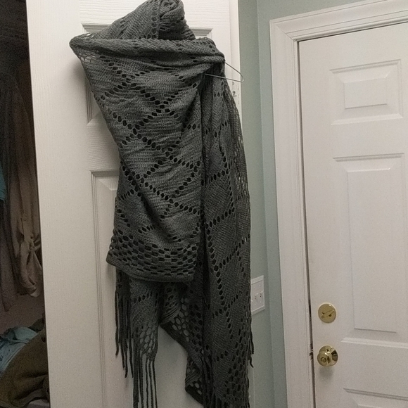 Grey shawl or wrap - Picture 6 of 6